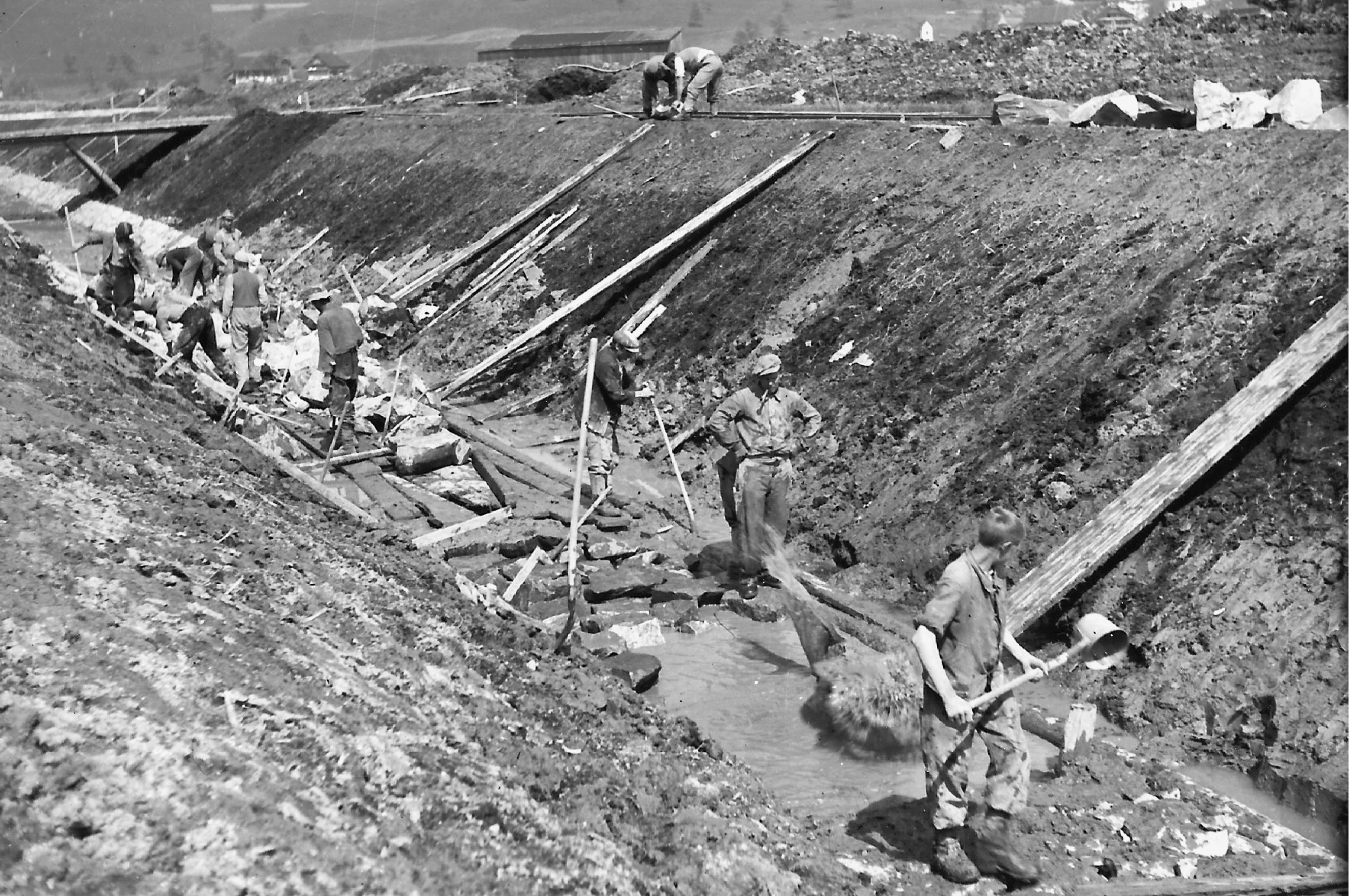 Arbeiter beim Bau des Vorflutkanals, der bis zu zweieinhalb Meter tiefer gelegt werden musste