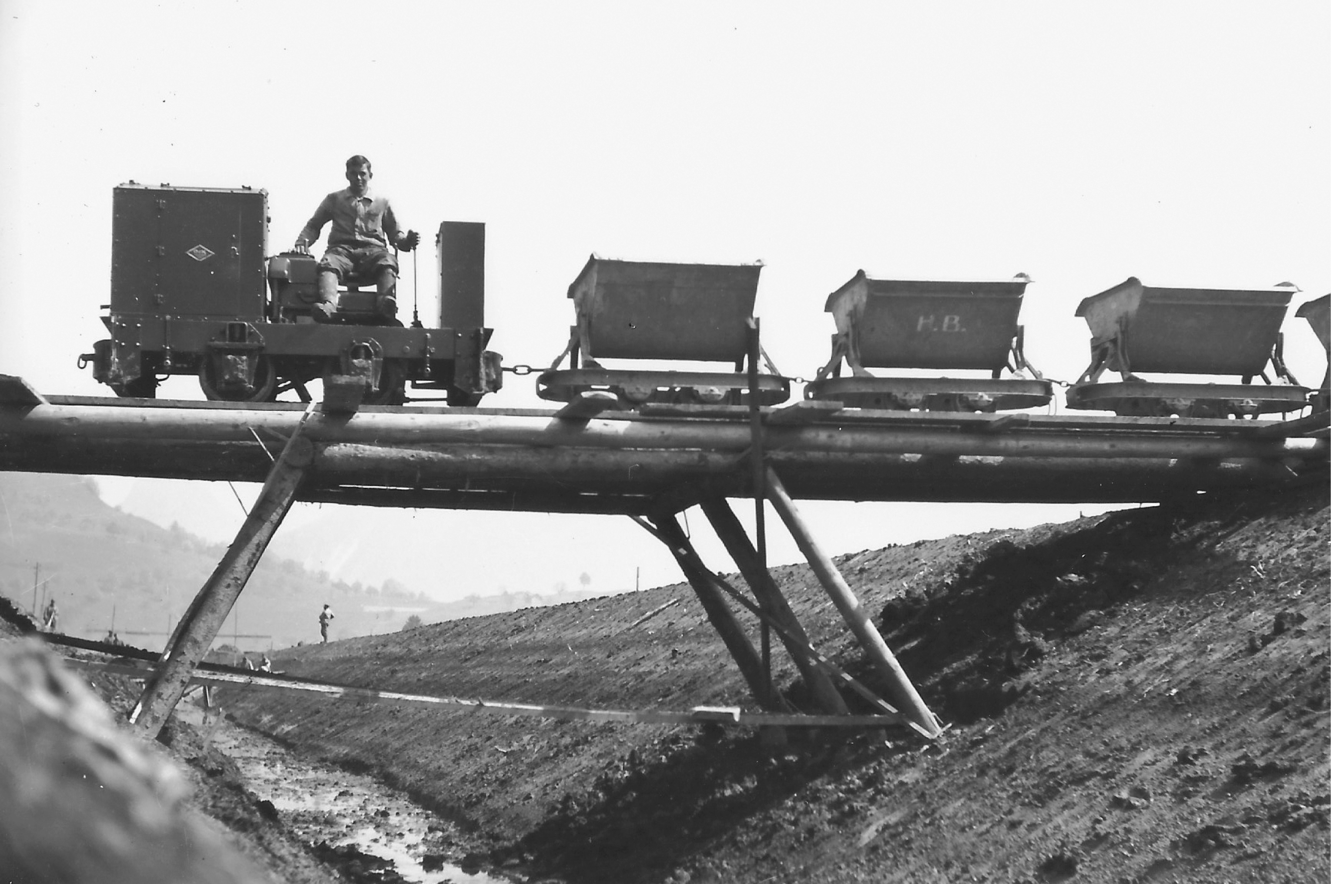 Schienenfahrzeuge transportierten Aushubmaterial für den Bau des Dammes