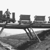 Schienenfahrzeuge transportierten Aushubmaterial für den Bau des Dammes